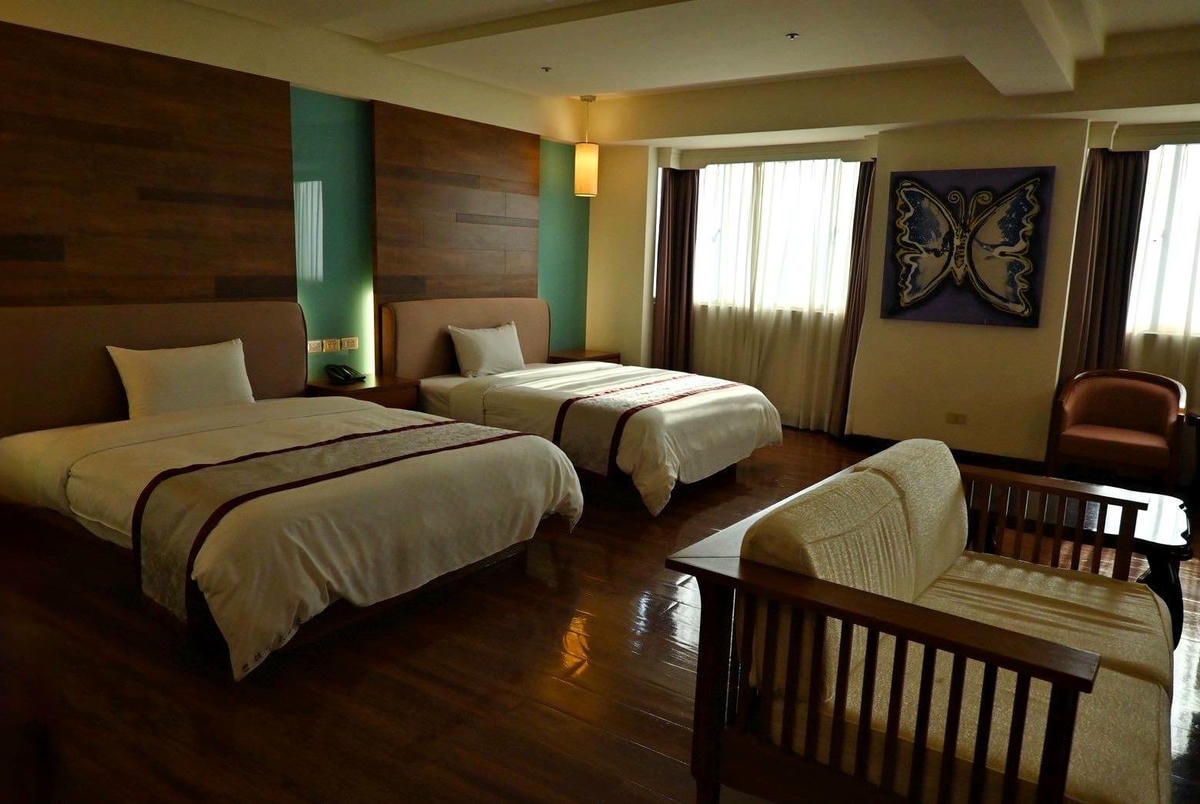 南投縣埔里鎮住宿推薦｜鎮寶大飯店｜藍天翠綠山景環抱，精緻四人房一泊一食，藝術展覽饗宴之入住體驗！