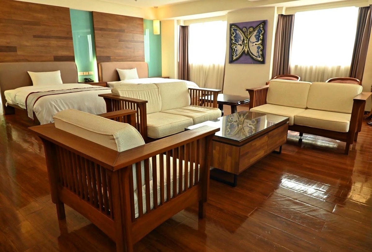 南投縣埔里鎮住宿推薦｜鎮寶大飯店｜藍天翠綠山景環抱，精緻四人房一泊一食，藝術展覽饗宴之入住體驗！