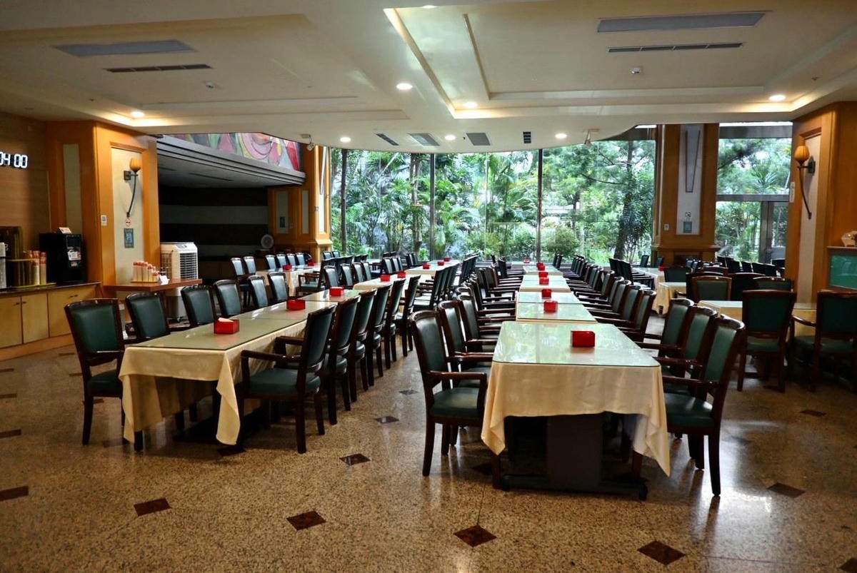 南投縣埔里鎮住宿推薦｜鎮寶大飯店｜藍天翠綠山景環抱，精緻四人房一泊一食，藝術展覽饗宴之入住體驗！