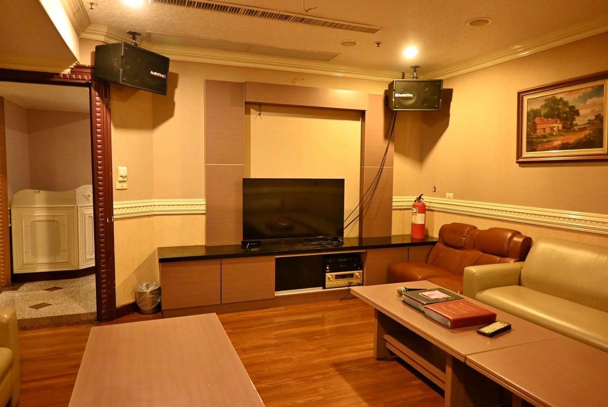 南投縣埔里鎮住宿推薦｜鎮寶大飯店｜藍天翠綠山景環抱，精緻四人房一泊一食，藝術展覽饗宴之入住體驗！