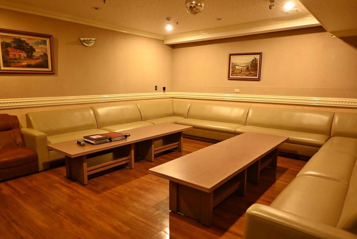 南投縣埔里鎮住宿推薦｜鎮寶大飯店｜藍天翠綠山景環抱，精緻四人房一泊一食，藝術展覽饗宴之入住體驗！