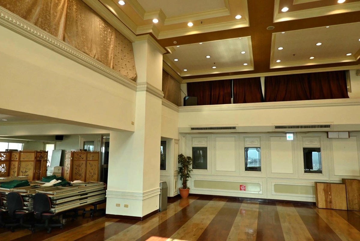 南投縣埔里鎮住宿推薦｜鎮寶大飯店｜藍天翠綠山景環抱，精緻四人房一泊一食，藝術展覽饗宴之入住體驗！