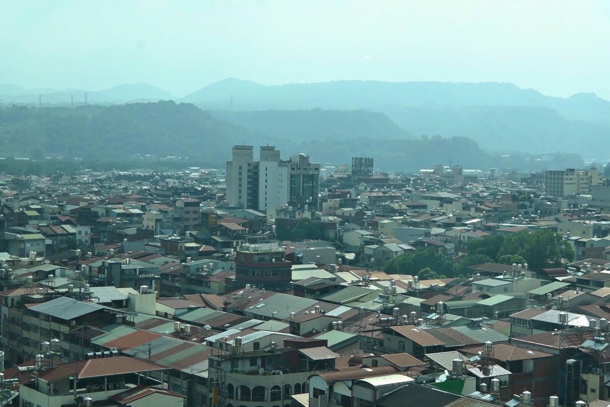南投縣埔里鎮住宿推薦｜鎮寶大飯店｜藍天翠綠山景環抱，精緻四人房一泊一食，藝術展覽饗宴之入住體驗！
