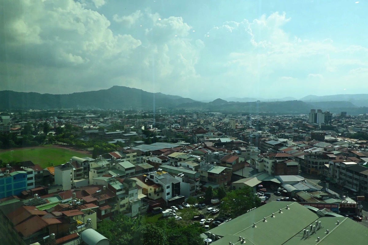 南投縣埔里鎮住宿推薦｜鎮寶大飯店｜藍天翠綠山景環抱，精緻四人房一泊一食，藝術展覽饗宴之入住體驗！