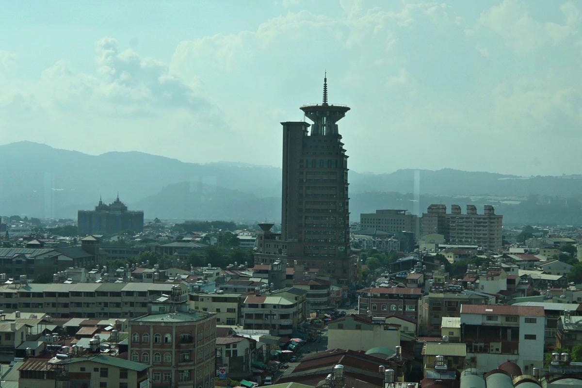 南投縣埔里鎮住宿推薦｜鎮寶大飯店｜藍天翠綠山景環抱，精緻四人房一泊一食，藝術展覽饗宴之入住體驗！