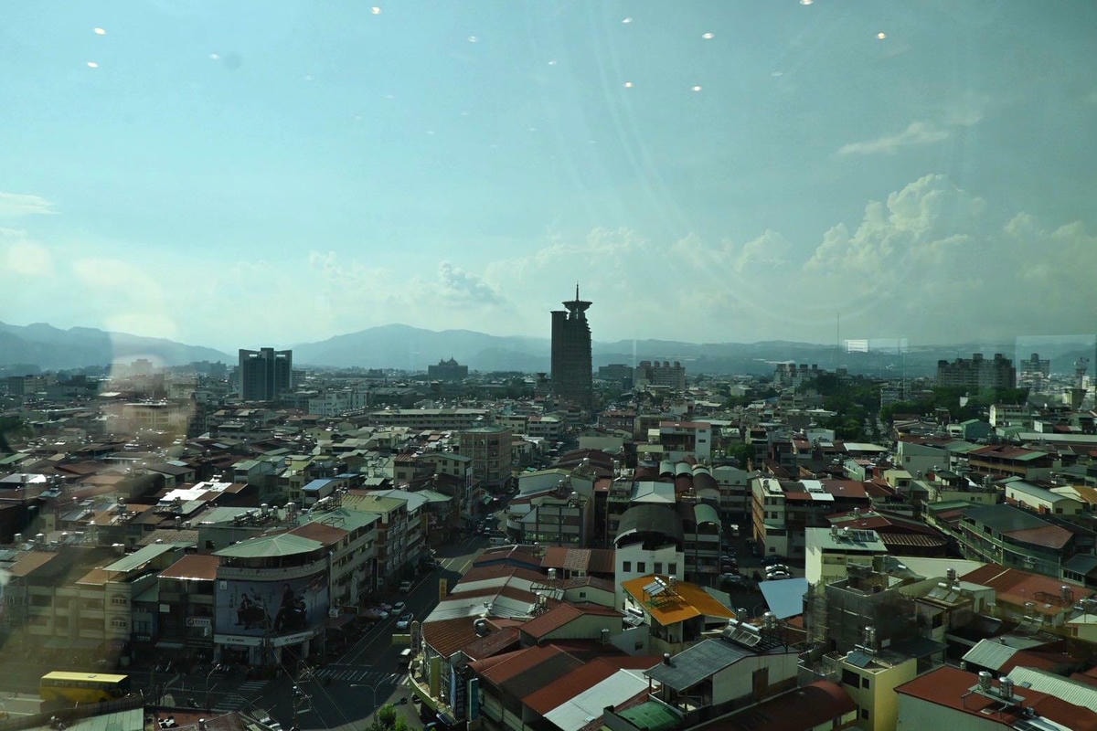 南投縣埔里鎮住宿推薦｜鎮寶大飯店｜藍天翠綠山景環抱，精緻四人房一泊一食，藝術展覽饗宴之入住體驗！