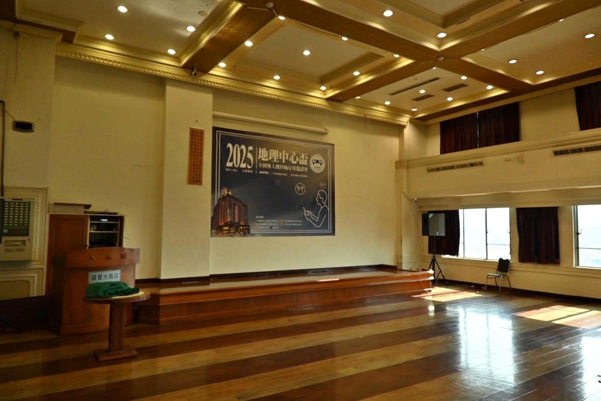 南投縣埔里鎮住宿推薦｜鎮寶大飯店｜藍天翠綠山景環抱，精緻四人房一泊一食，藝術展覽饗宴之入住體驗！