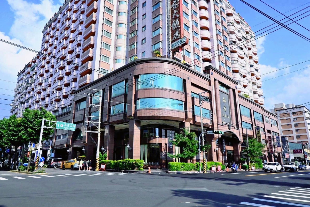 南投縣埔里鎮住宿推薦｜鎮寶大飯店｜藍天翠綠山景環抱，精緻四人房一泊一食，藝術展覽饗宴之入住體驗！