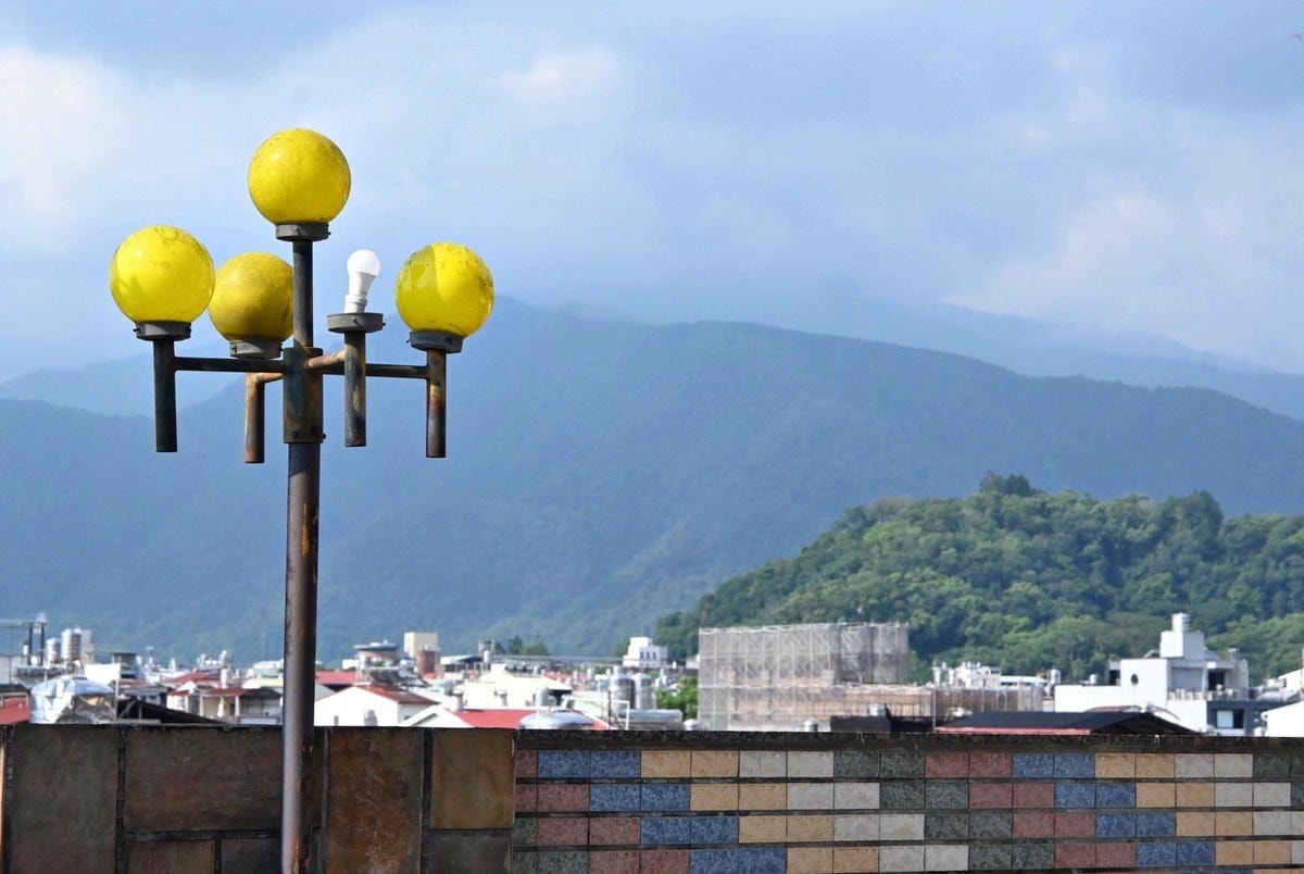 南投縣埔里鎮住宿推薦｜鎮寶大飯店｜藍天翠綠山景環抱，精緻四人房一泊一食，藝術展覽饗宴之入住體驗！