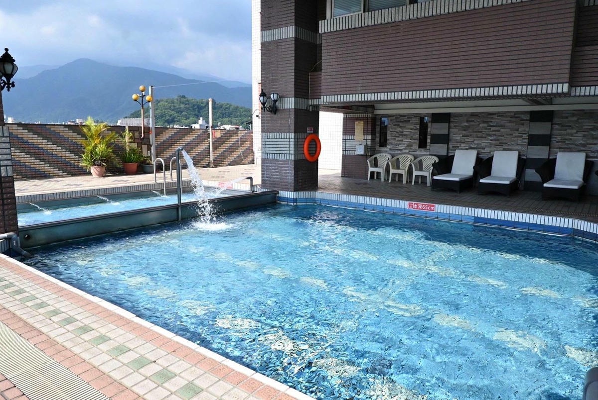 南投縣埔里鎮住宿推薦｜鎮寶大飯店｜藍天翠綠山景環抱，精緻四人房一泊一食，藝術展覽饗宴之入住體驗！