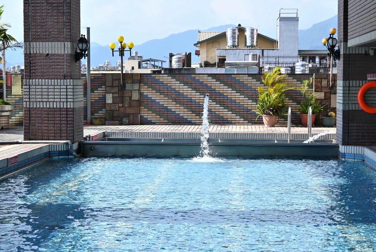 南投縣埔里鎮住宿推薦｜鎮寶大飯店｜藍天翠綠山景環抱，精緻四人房一泊一食，藝術展覽饗宴之入住體驗！