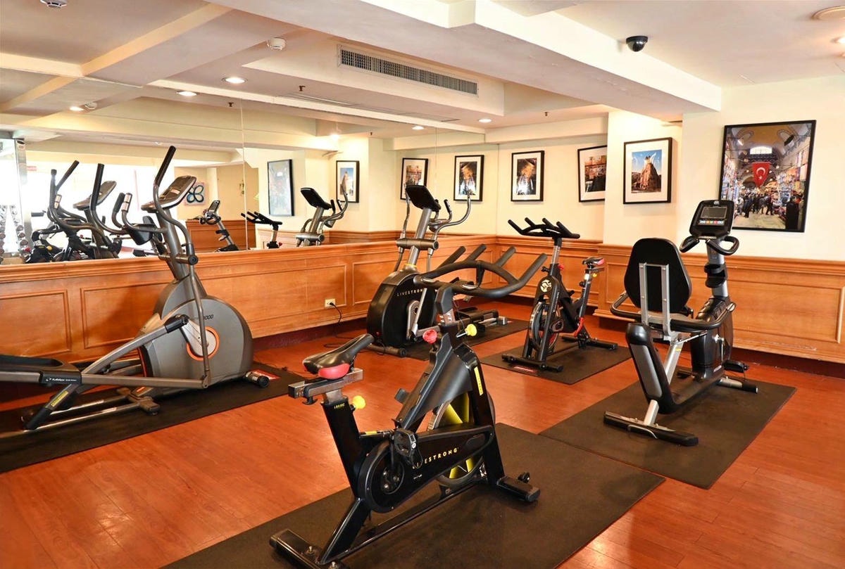 南投縣埔里鎮住宿推薦｜鎮寶大飯店｜藍天翠綠山景環抱，精緻四人房一泊一食，藝術展覽饗宴之入住體驗！