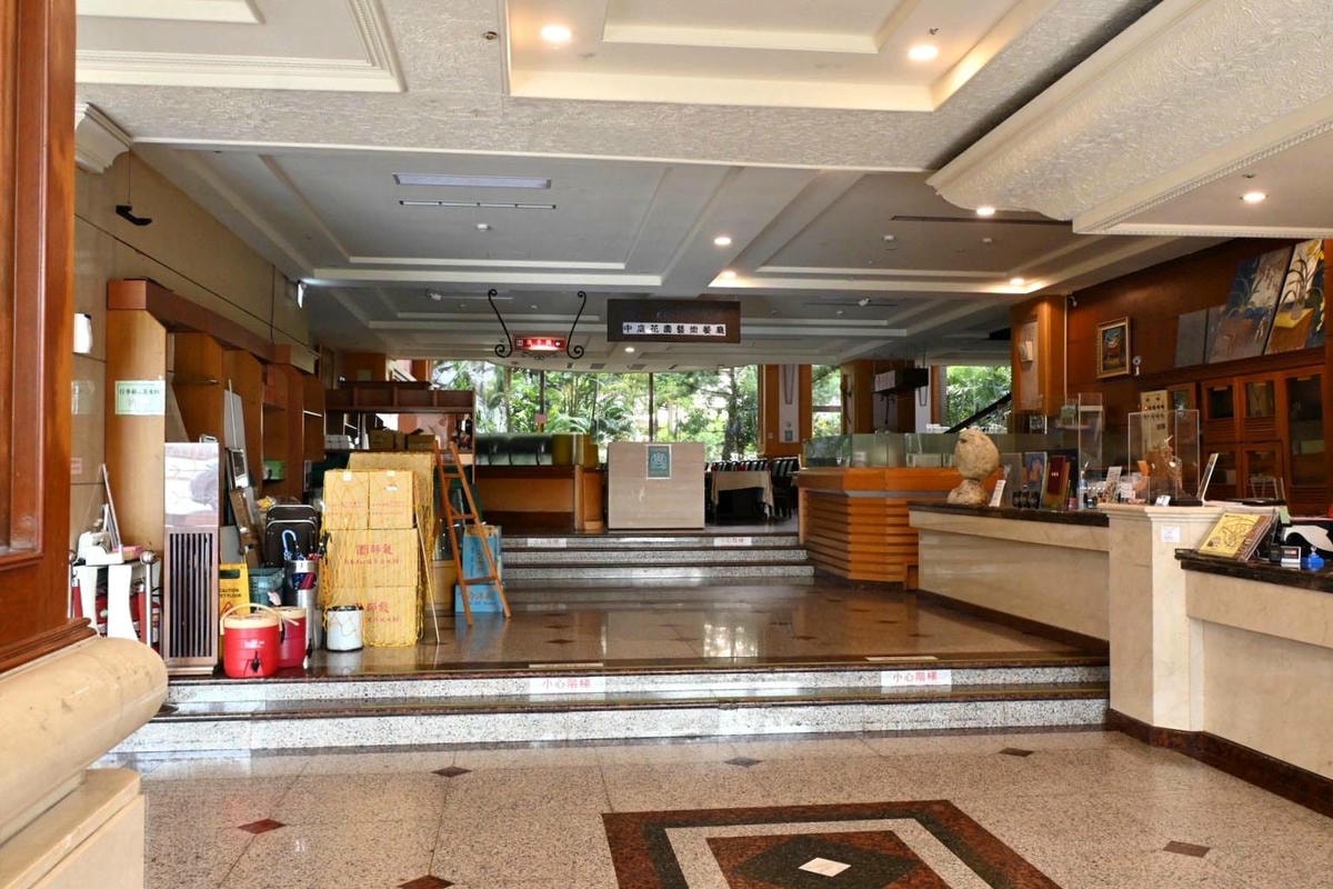 南投縣埔里鎮住宿推薦｜鎮寶大飯店｜藍天翠綠山景環抱，精緻四人房一泊一食，藝術展覽饗宴之入住體驗！