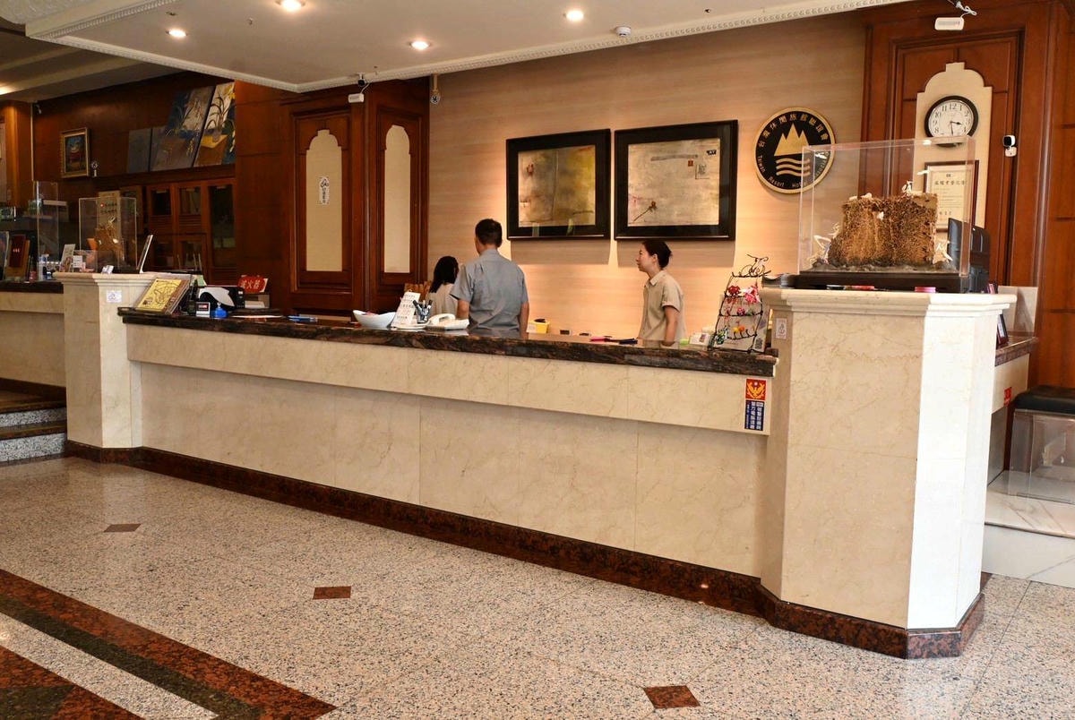 南投縣埔里鎮住宿推薦｜鎮寶大飯店｜藍天翠綠山景環抱，精緻四人房一泊一食，藝術展覽饗宴之入住體驗！