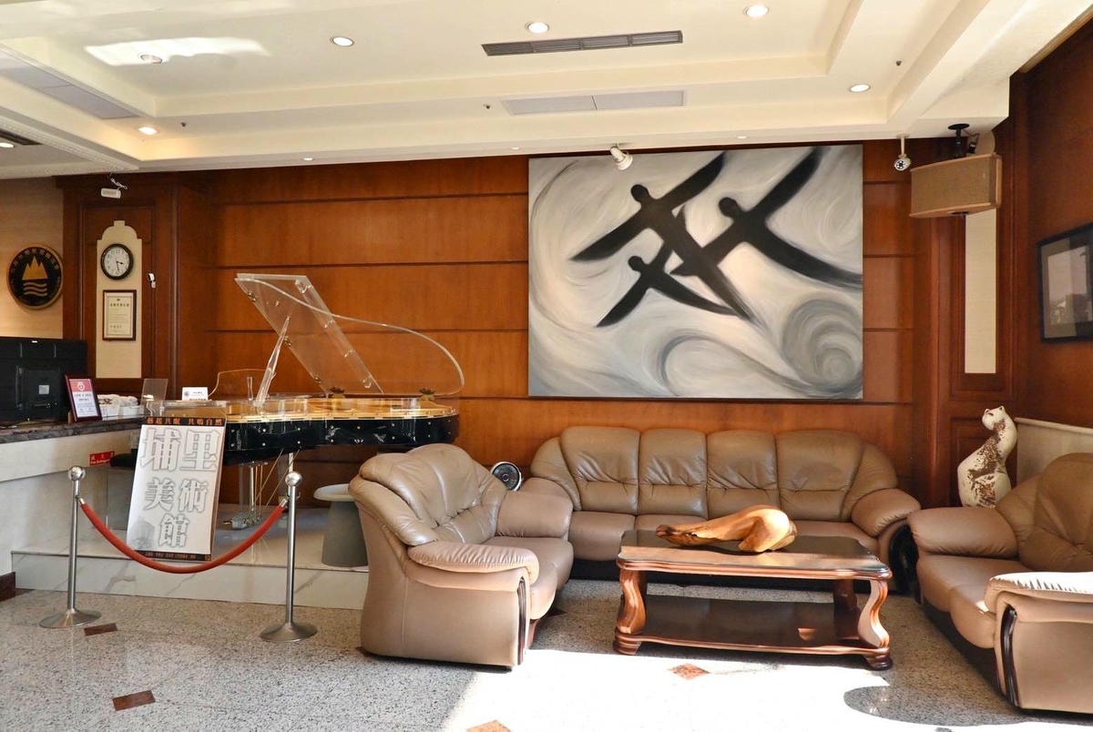 南投縣埔里鎮住宿推薦｜鎮寶大飯店｜藍天翠綠山景環抱，精緻四人房一泊一食，藝術展覽饗宴之入住體驗！