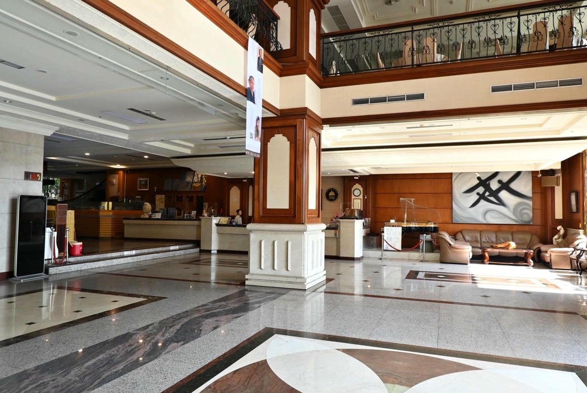 南投縣埔里鎮住宿推薦｜鎮寶大飯店｜藍天翠綠山景環抱，精緻四人房一泊一食，藝術展覽饗宴之入住體驗！