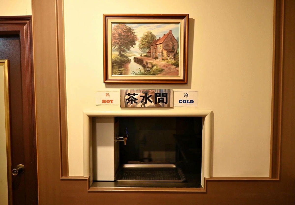 南投縣埔里鎮住宿推薦｜鎮寶大飯店｜藍天翠綠山景環抱，精緻四人房一泊一食，藝術展覽饗宴之入住體驗！