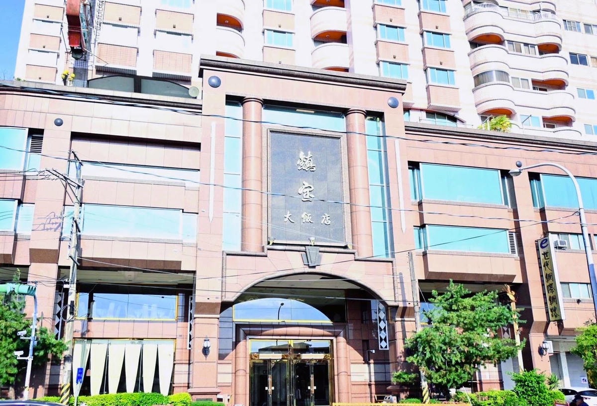 南投縣埔里鎮住宿推薦｜鎮寶大飯店｜藍天翠綠山景環抱，精緻四人房一泊一食，藝術展覽饗宴之入住體驗！