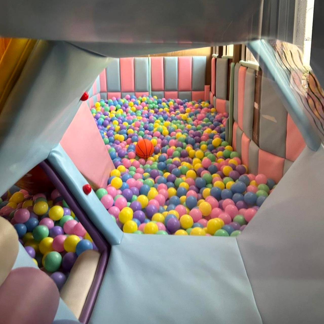 台中太平區住宿推薦｜挪威森林台中漫活館｜室內親子景點、步行1分鐘新光黃昏市場，舒適慢活旅行體驗！