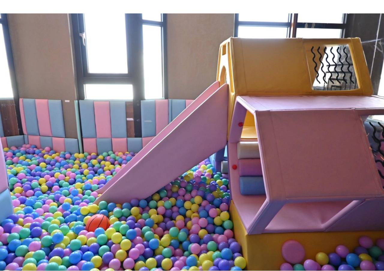 台中太平區住宿推薦｜挪威森林台中漫活館｜室內親子景點、步行1分鐘新光黃昏市場，舒適慢活旅行體驗！