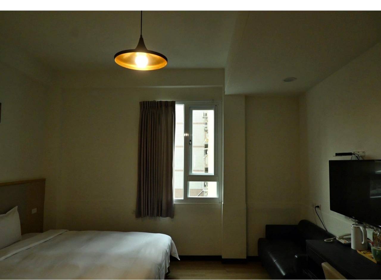 嘉義市東區住宿推薦｜偶然行旅｜鄰近文化路夜市的靜謐角落，免費咖啡飲品隨手暢飲，住宿開箱分享！