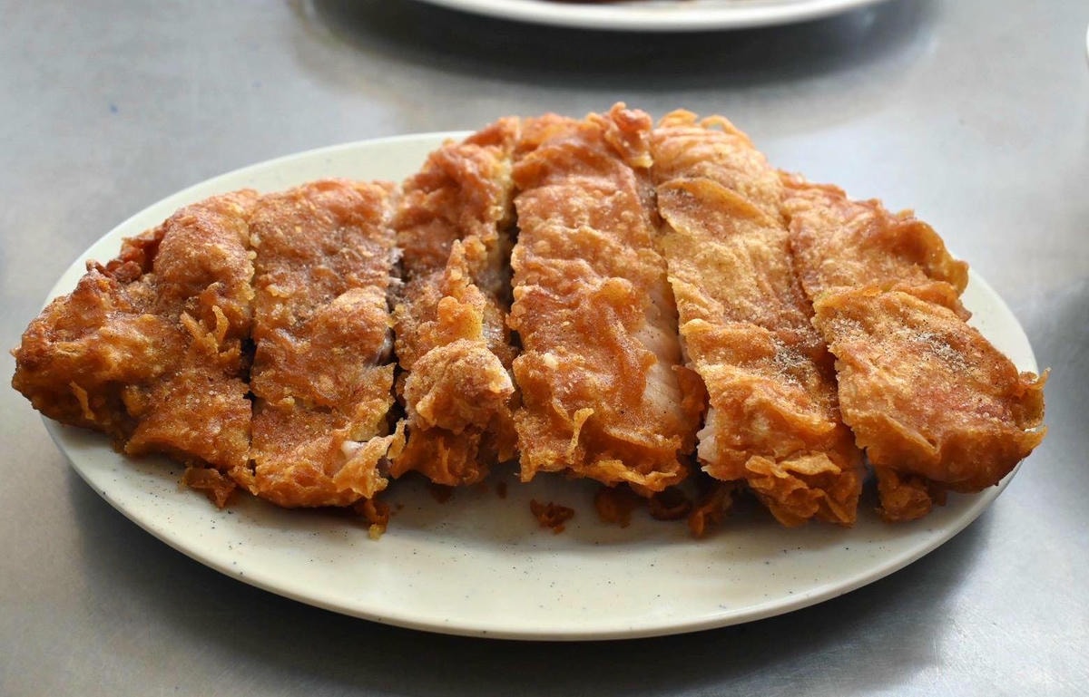 嘉義太保市銅板美食推薦｜幸福麵館｜必吃獨家秘醬滷味，滷肉飯、板條、比臉大雞排、肝連湯，暖心暖胃一試成主顧，嘉義宵夜小吃人氣愛店！