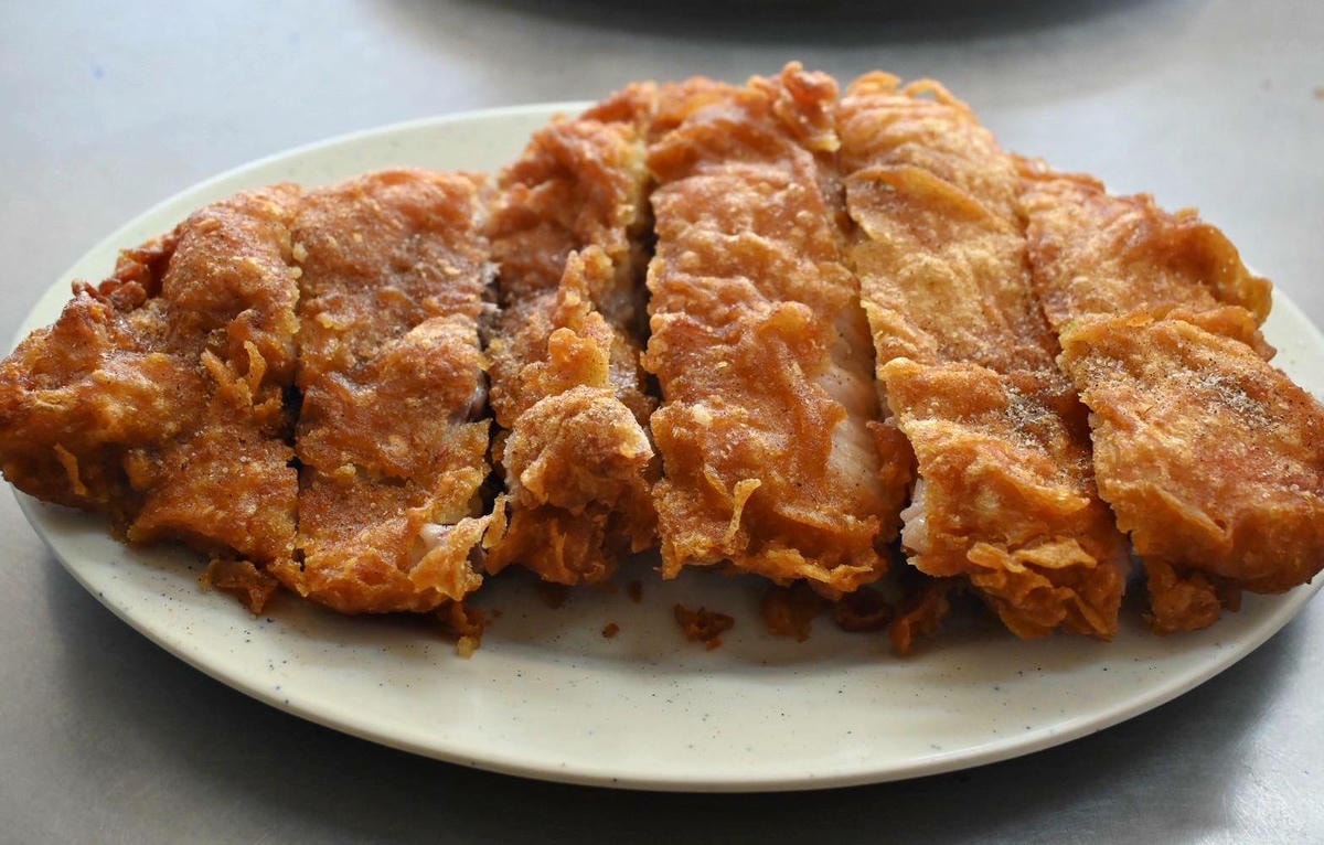 嘉義太保市銅板美食推薦｜幸福麵館｜必吃獨家秘醬滷味，滷肉飯、板條、比臉大雞排、肝連湯，暖心暖胃一試成主顧，嘉義宵夜小吃人氣愛店！