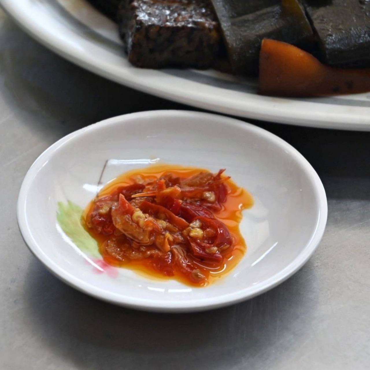 嘉義太保市銅板美食推薦｜幸福麵館｜必吃獨家秘醬滷味，滷肉飯、板條、比臉大雞排、肝連湯，暖心暖胃一試成主顧，嘉義宵夜小吃人氣愛店！