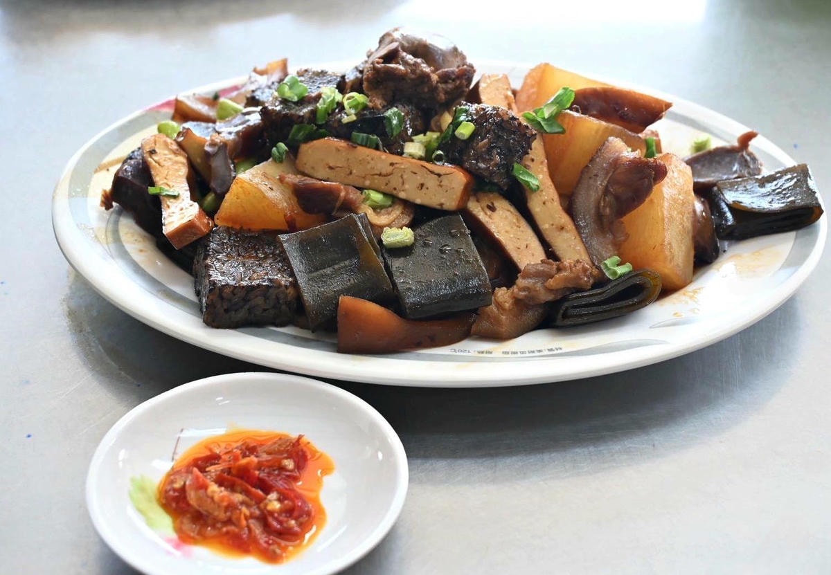 嘉義太保市銅板美食推薦｜幸福麵館｜必吃獨家秘醬滷味，滷肉飯、板條、比臉大雞排、肝連湯，暖心暖胃一試成主顧，嘉義宵夜小吃人氣愛店！