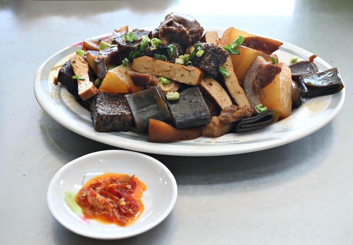 嘉義太保市銅板美食推薦｜幸福麵館｜必吃獨家秘醬滷味，滷肉飯、板條、比臉大雞排、肝連湯，暖心暖胃一試成主顧，嘉義宵夜小吃人氣愛店！