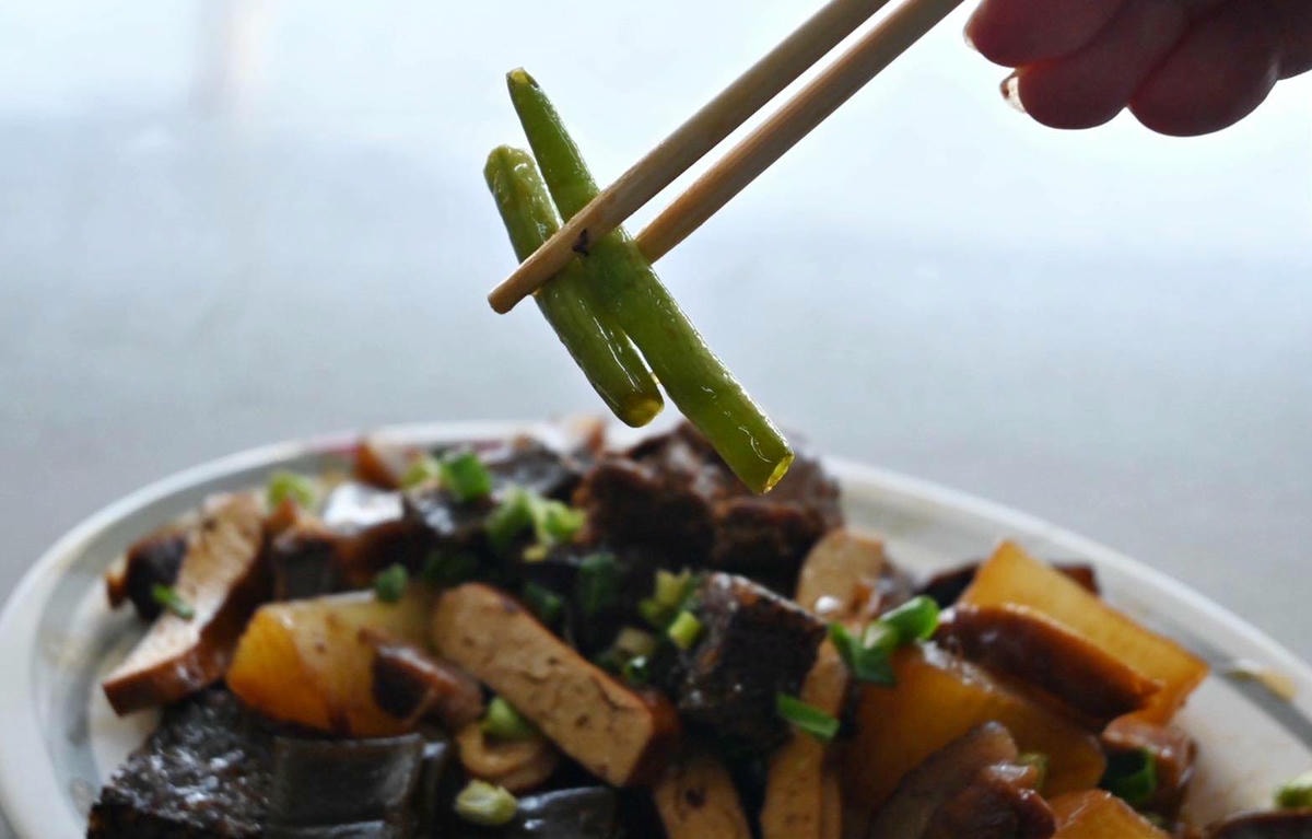 嘉義太保市銅板美食推薦｜幸福麵館｜必吃獨家秘醬滷味，滷肉飯、板條、比臉大雞排、肝連湯，暖心暖胃一試成主顧，嘉義宵夜小吃人氣愛店！