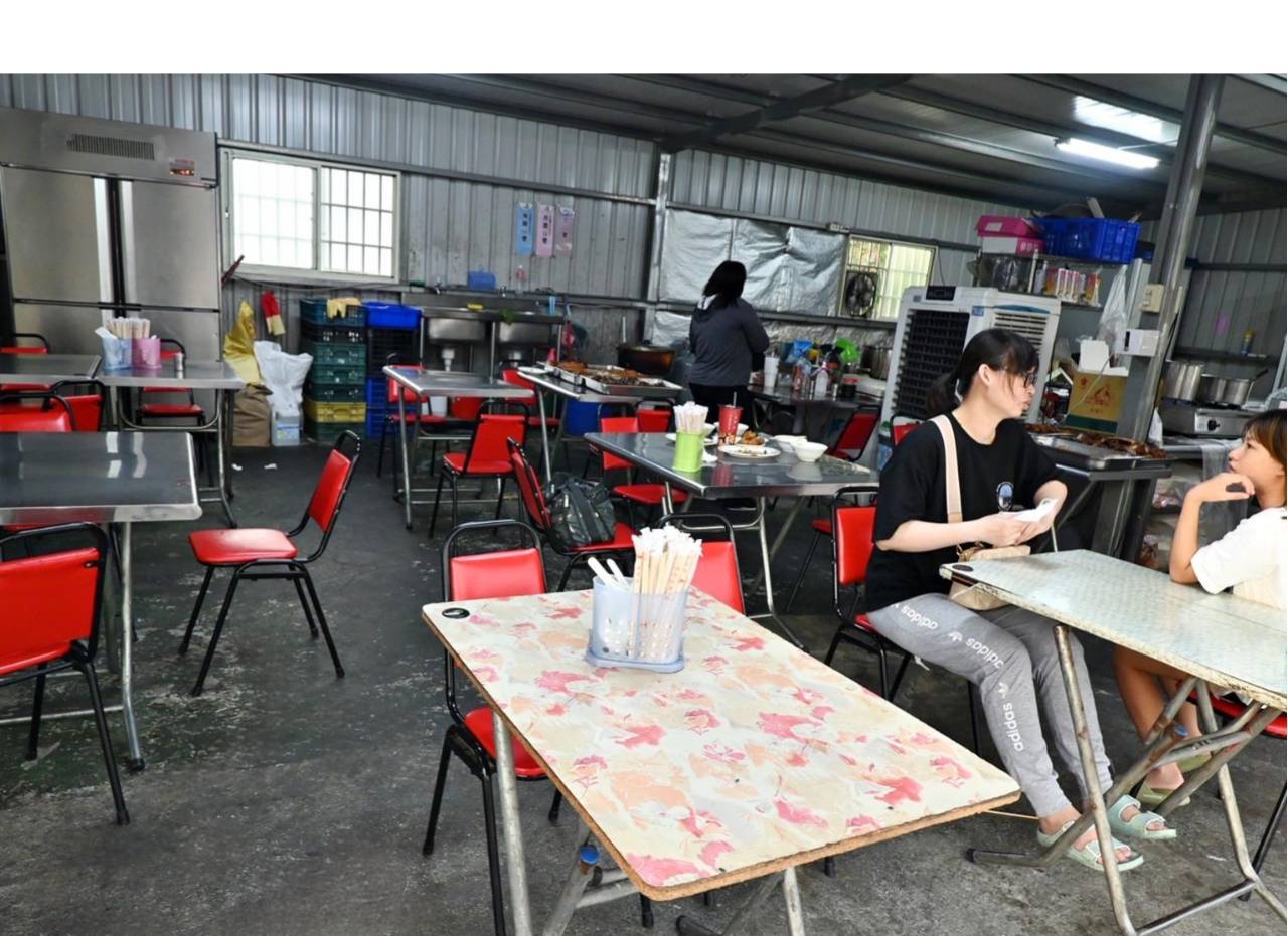 嘉義太保市銅板美食推薦｜幸福麵館｜必吃獨家秘醬滷味，滷肉飯、板條、比臉大雞排、肝連湯，暖心暖胃一試成主顧，嘉義宵夜小吃人氣愛店！