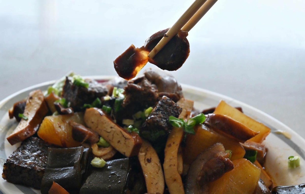 嘉義太保市銅板美食推薦｜幸福麵館｜必吃獨家秘醬滷味，滷肉飯、板條、比臉大雞排、肝連湯，暖心暖胃一試成主顧，嘉義宵夜小吃人氣愛店！