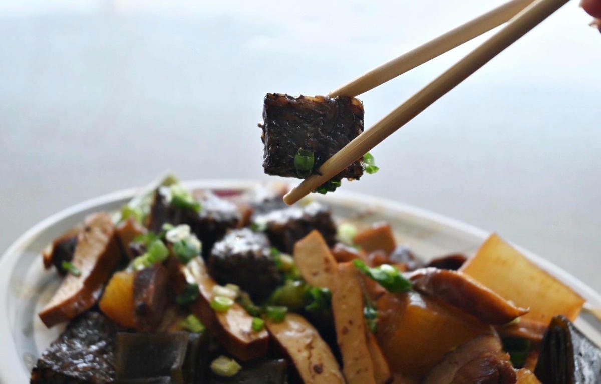 嘉義太保市銅板美食推薦｜幸福麵館｜必吃獨家秘醬滷味，滷肉飯、板條、比臉大雞排、肝連湯，暖心暖胃一試成主顧，嘉義宵夜小吃人氣愛店！