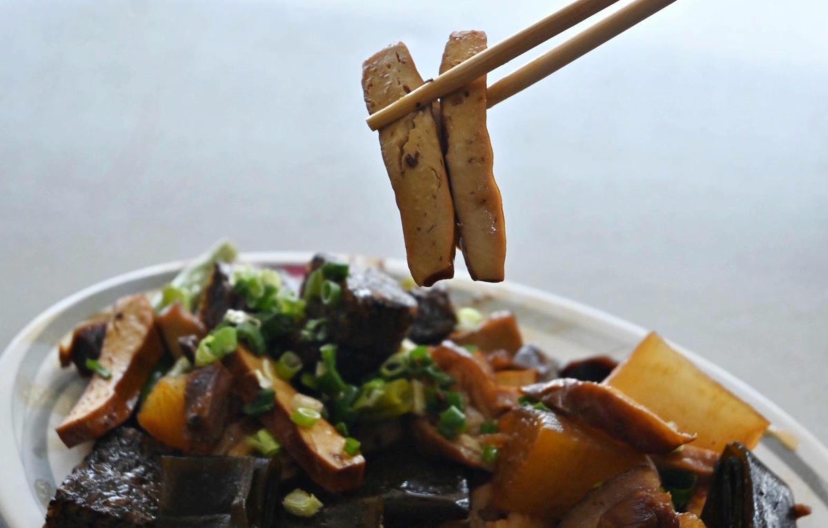 嘉義太保市銅板美食推薦｜幸福麵館｜必吃獨家秘醬滷味，滷肉飯、板條、比臉大雞排、肝連湯，暖心暖胃一試成主顧，嘉義宵夜小吃人氣愛店！