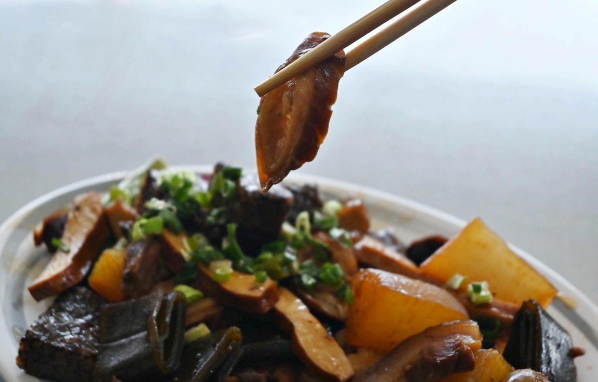 嘉義太保市銅板美食推薦｜幸福麵館｜必吃獨家秘醬滷味，滷肉飯、板條、比臉大雞排、肝連湯，暖心暖胃一試成主顧，嘉義宵夜小吃人氣愛店！