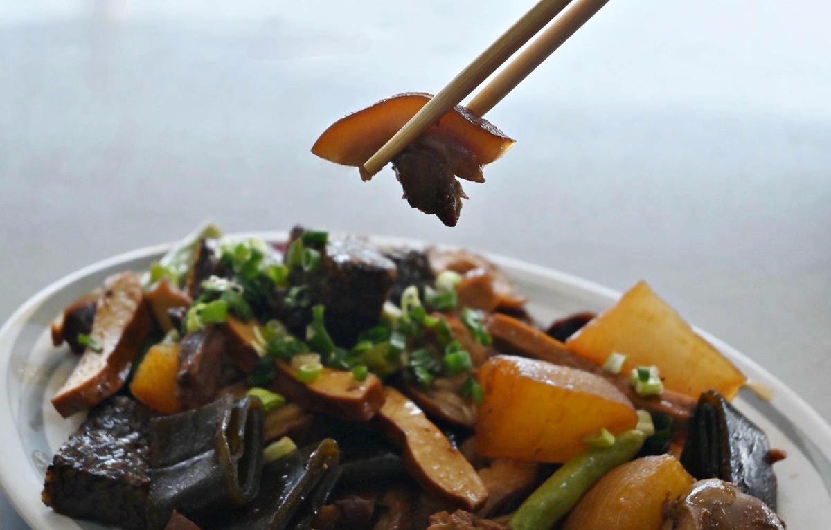 嘉義太保市銅板美食推薦｜幸福麵館｜必吃獨家秘醬滷味，滷肉飯、板條、比臉大雞排、肝連湯，暖心暖胃一試成主顧，嘉義宵夜小吃人氣愛店！