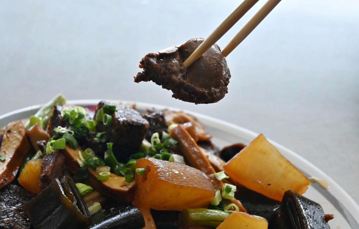 嘉義太保市銅板美食推薦｜幸福麵館｜必吃獨家秘醬滷味，滷肉飯、板條、比臉大雞排、肝連湯，暖心暖胃一試成主顧，嘉義宵夜小吃人氣愛店！