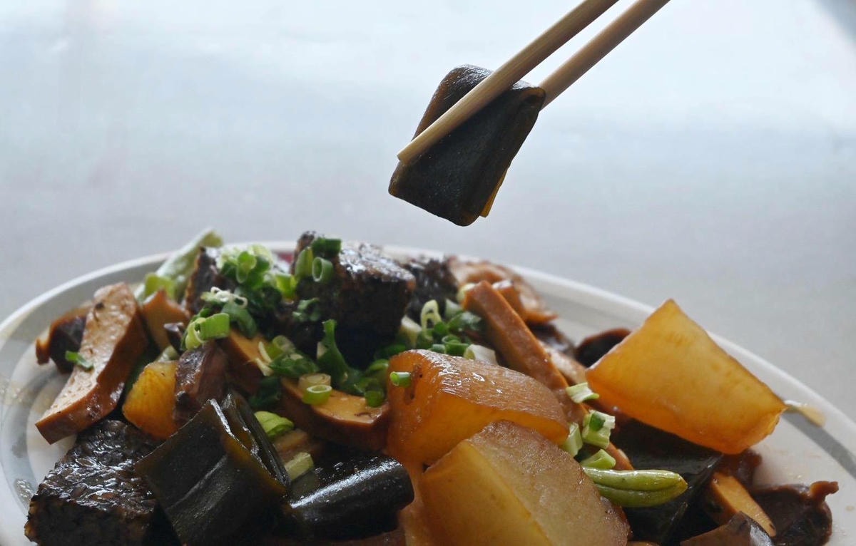 嘉義太保市銅板美食推薦｜幸福麵館｜必吃獨家秘醬滷味，滷肉飯、板條、比臉大雞排、肝連湯，暖心暖胃一試成主顧，嘉義宵夜小吃人氣愛店！