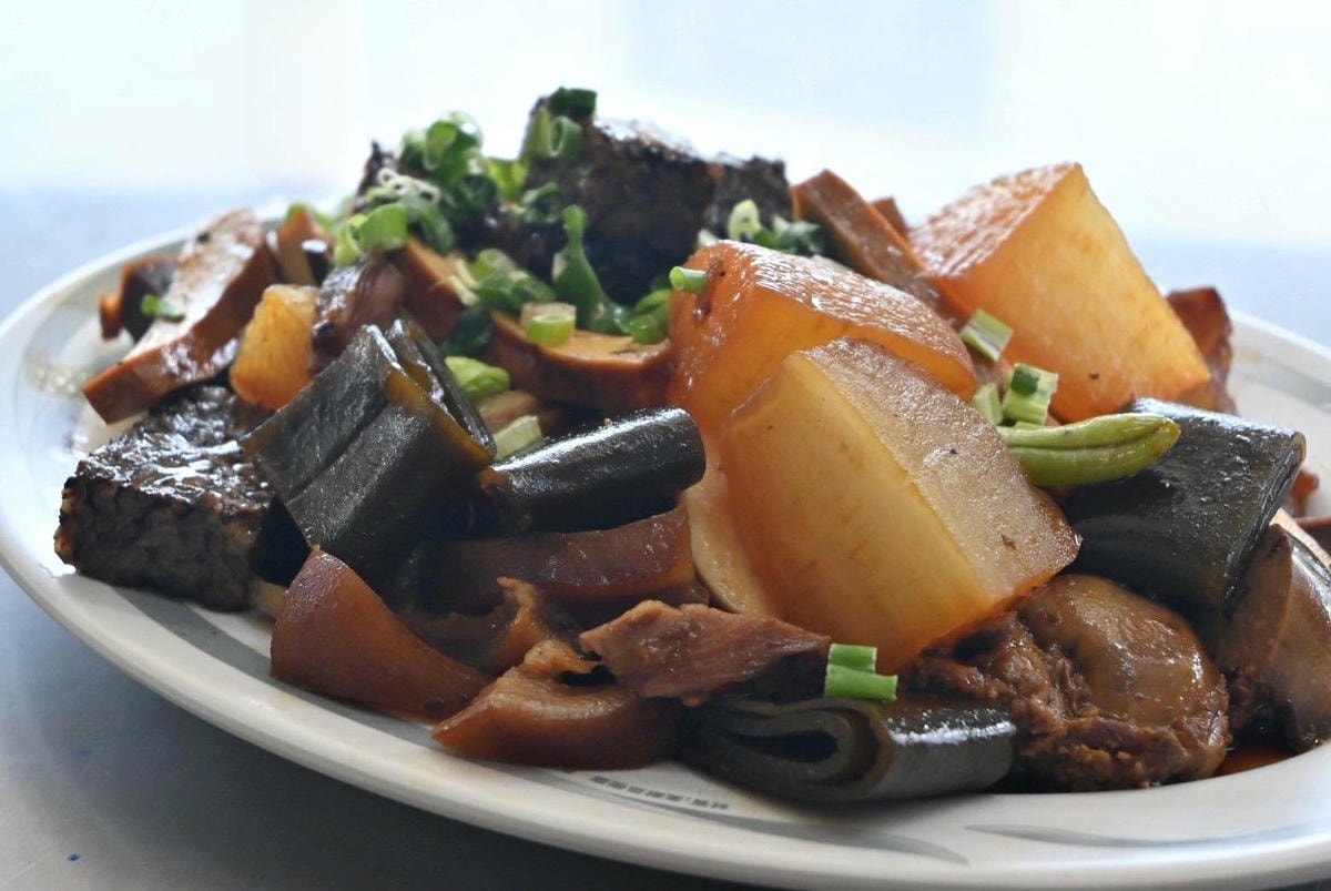 嘉義太保市銅板美食推薦｜幸福麵館｜必吃獨家秘醬滷味，滷肉飯、板條、比臉大雞排、肝連湯，暖心暖胃一試成主顧，嘉義宵夜小吃人氣愛店！