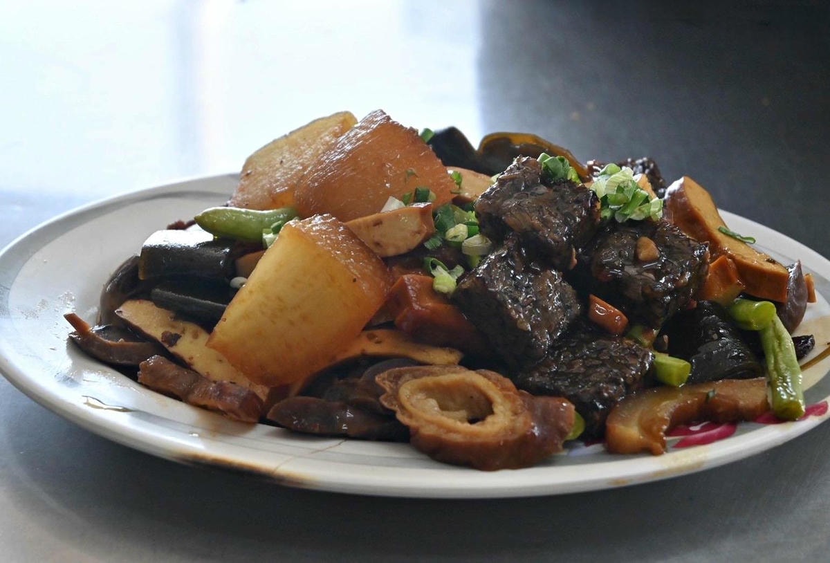 嘉義太保市銅板美食推薦｜幸福麵館｜必吃獨家秘醬滷味，滷肉飯、板條、比臉大雞排、肝連湯，暖心暖胃一試成主顧，嘉義宵夜小吃人氣愛店！