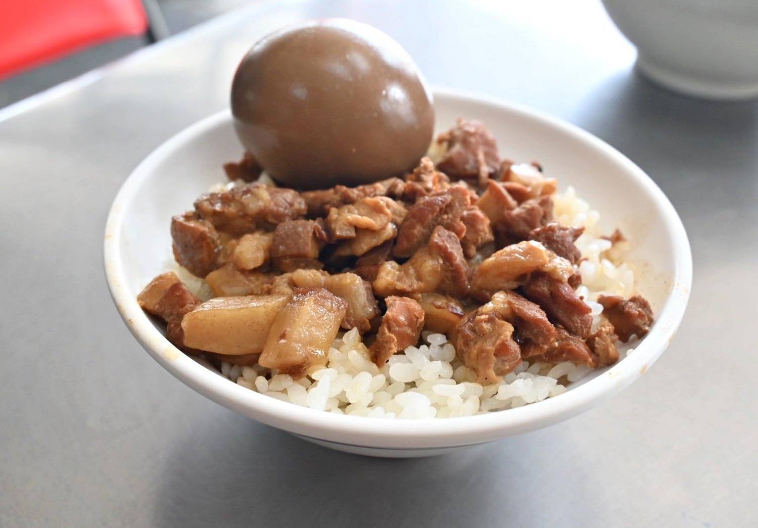 嘉義太保市銅板美食推薦｜幸福麵館｜必吃獨家秘醬滷味，滷肉飯、板條、比臉大雞排、肝連湯，暖心暖胃一試成主顧，嘉義宵夜小吃人氣愛店！