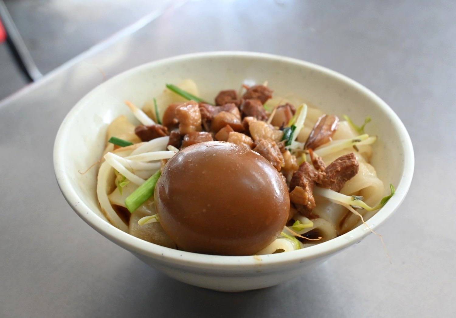 嘉義太保市銅板美食推薦｜幸福麵館｜必吃獨家秘醬滷味，滷肉飯、板條、比臉大雞排、肝連湯，暖心暖胃一試成主顧，嘉義宵夜小吃人氣愛店！