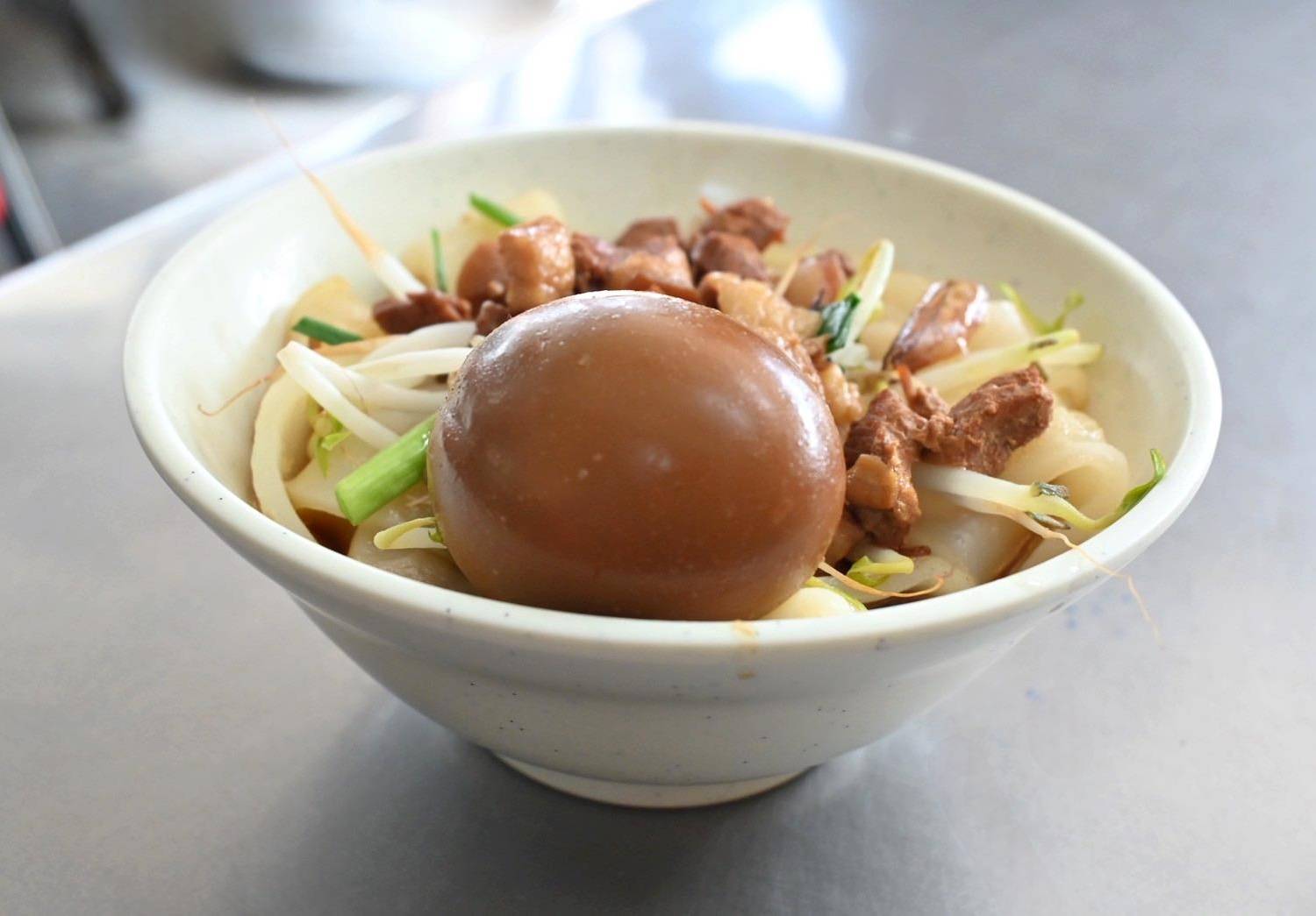 嘉義太保市銅板美食推薦｜幸福麵館｜必吃獨家秘醬滷味，滷肉飯、板條、比臉大雞排、肝連湯，暖心暖胃一試成主顧，嘉義宵夜小吃人氣愛店！