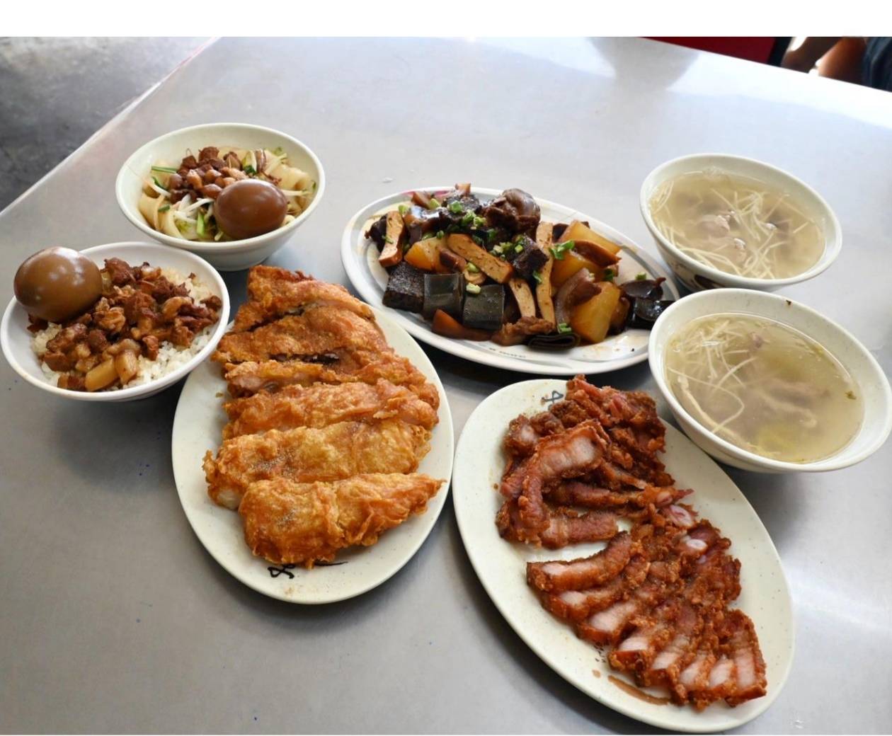 嘉義太保市銅板美食推薦｜幸福麵館｜必吃獨家秘醬滷味，滷肉飯、板條、比臉大雞排、肝連湯，暖心暖胃一試成主顧，嘉義宵夜小吃人氣愛店！