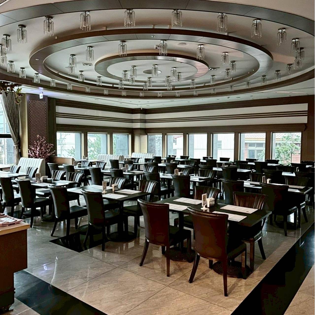 南投埔里住宿推薦｜承萬尊爵渡假酒店｜雲霧蒸騰山景環繞，豪華四人房一泊一食，埔里唯一星光池畔親子飯店入住心得！