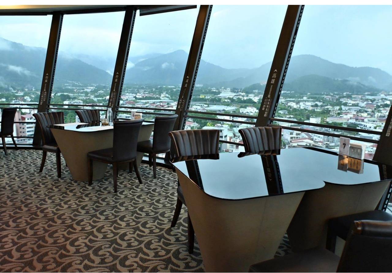 南投埔里住宿推薦｜承萬尊爵渡假酒店｜雲霧蒸騰山景環繞，豪華四人房一泊一食，埔里唯一星光池畔親子飯店入住心得！