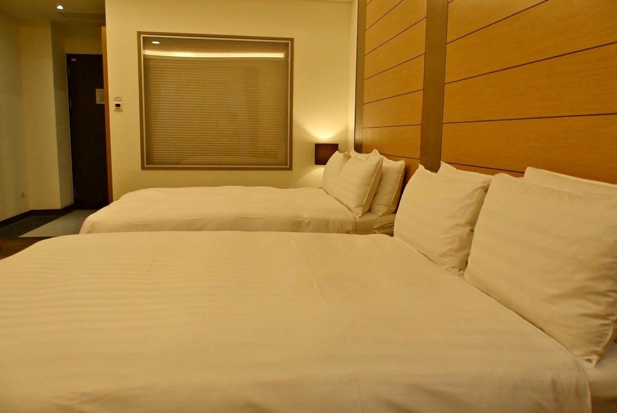 南投埔里住宿推薦｜承萬尊爵渡假酒店｜雲霧蒸騰山景環繞，豪華四人房一泊一食，埔里唯一星光池畔親子飯店入住心得！