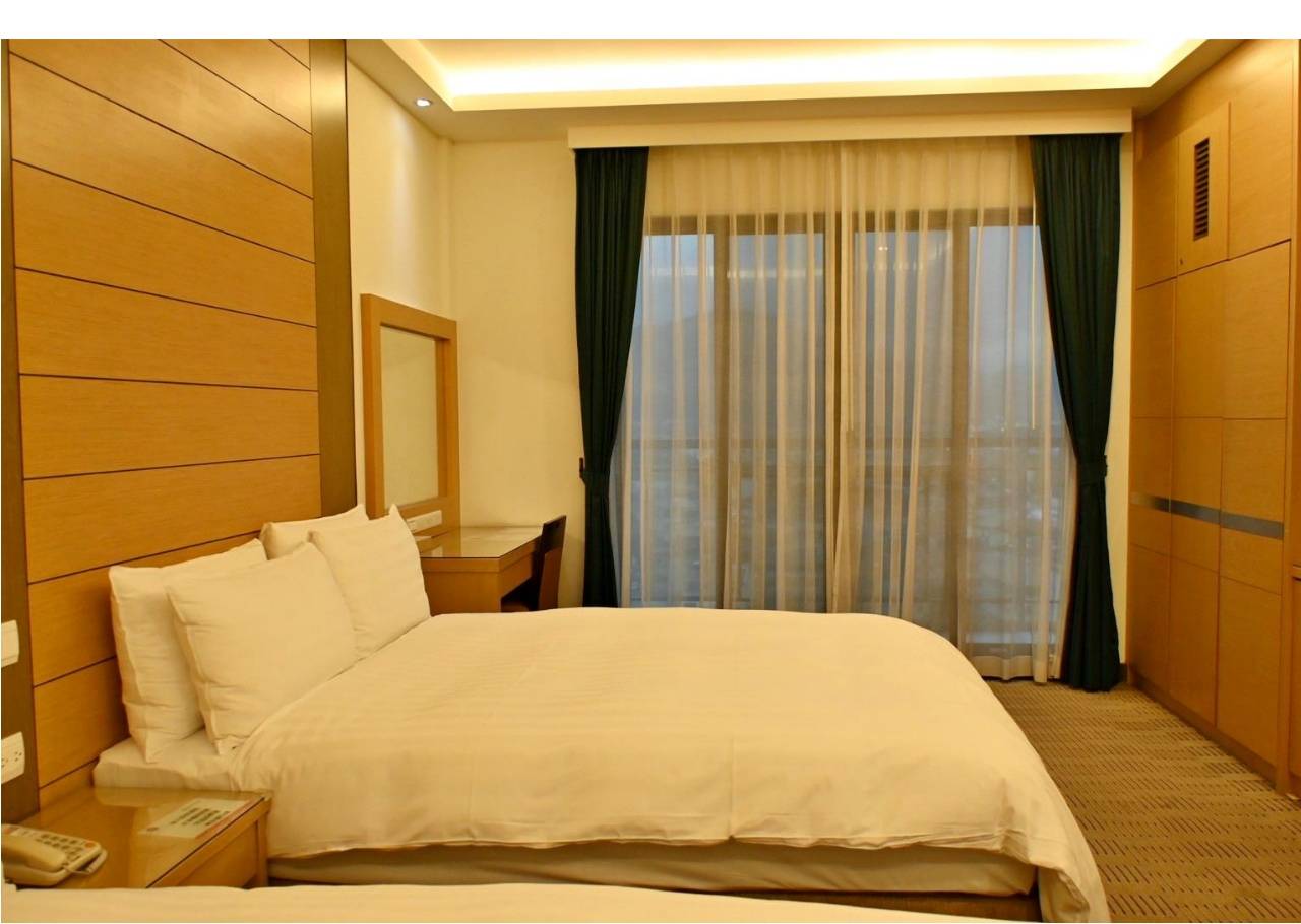 南投埔里住宿推薦｜承萬尊爵渡假酒店｜雲霧蒸騰山景環繞，豪華四人房一泊一食，埔里唯一星光池畔親子飯店入住心得！