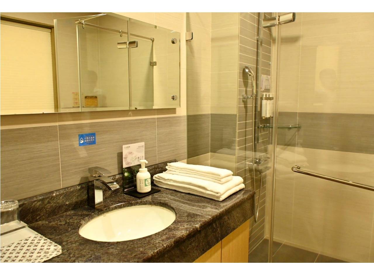 南投埔里住宿推薦｜承萬尊爵渡假酒店｜雲霧蒸騰山景環繞，豪華四人房一泊一食，埔里唯一星光池畔親子飯店入住心得！